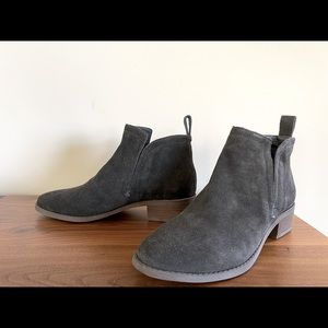 NWOT- new without tag! Dolce Vita. Never worn!! Beautiful gray suede.